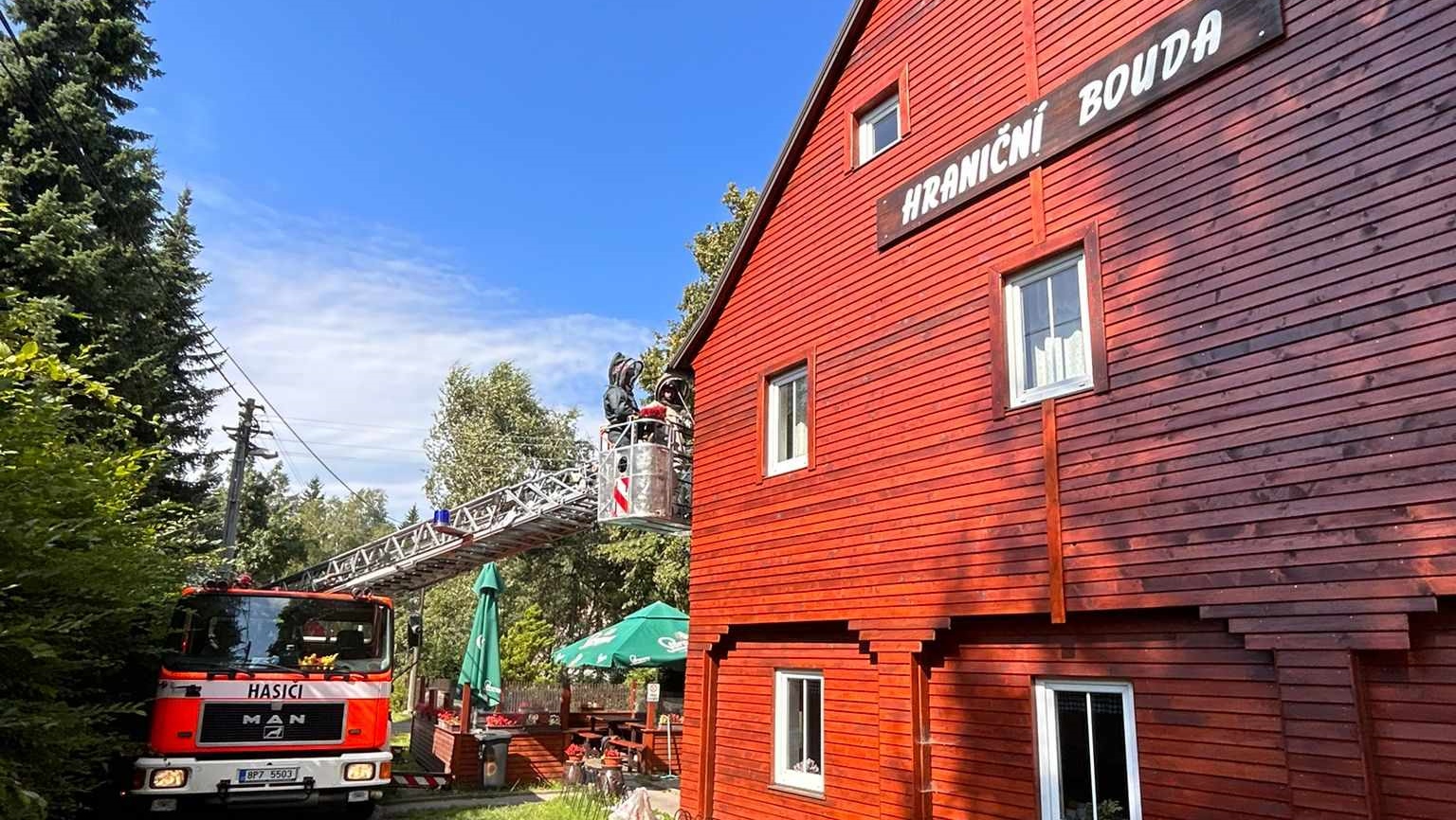 OBRAZEM: Hasiči vyjížděli na Sněžník k jedné z restaurací. Pod střechou bylo sršní hnízdo