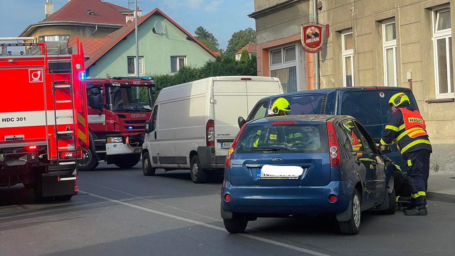 OBRAZEM: Řidička nabourala do zaparkované dodávky. Údajně ji za volantem postihly zdravotní problémy