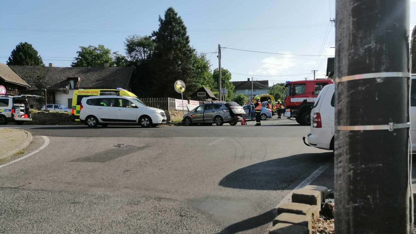 Aktuálně! V Huntířově havarovala dvě auta. Na místě jsou záchranné složky