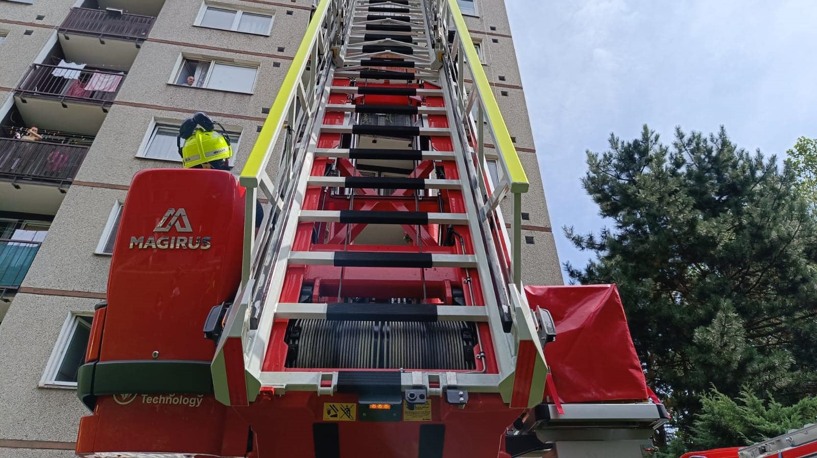 Foto: Dvě jednotky hasičů pomáhaly záchranářům s transportem nadměrného pacienta. Do nemocnice musel hasičskou dodávkou