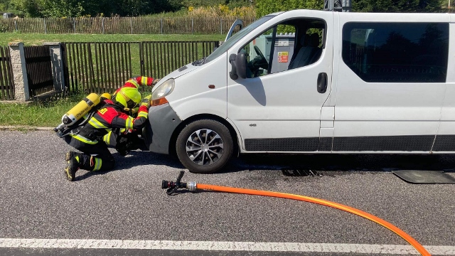 Foto: Hasiči vyjeli ve čtvrtek odpoledne do Valkeřic, k požáru dodávky