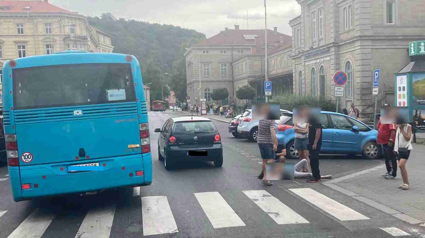 Foto: Před hlavním nádražím v Děčíně srazil řidič chodkyni. Ta utrpěla zranění a skončila v ústecké nemocnici