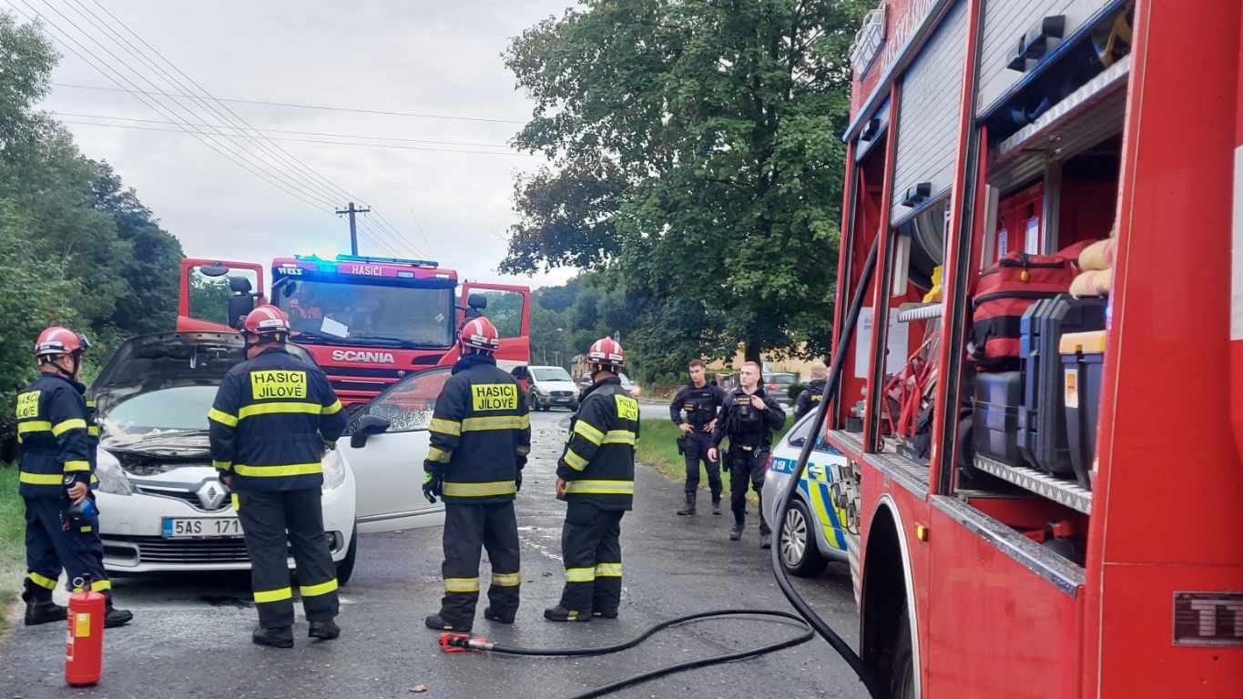 OBRAZEM: Nedaleko čerpací stanice na začátku Modré hořelo auto. Požár byl rychle uhašen