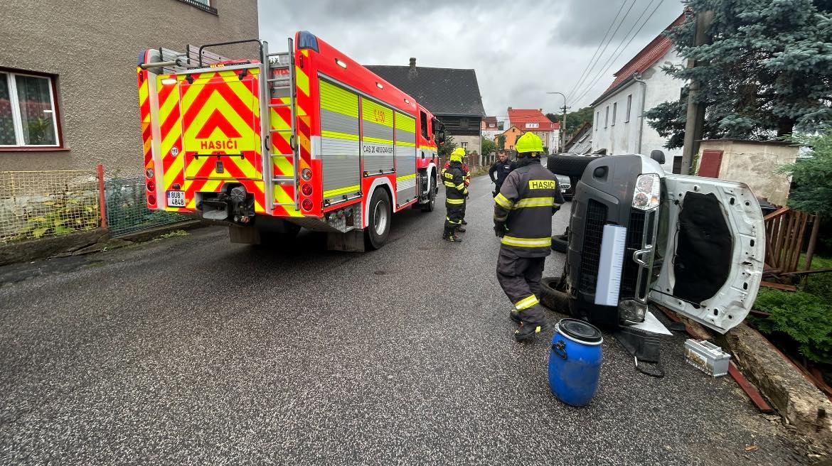 Foto: Po nehodě zůstalo auto na boku. Na místo vyjely záchranné složky