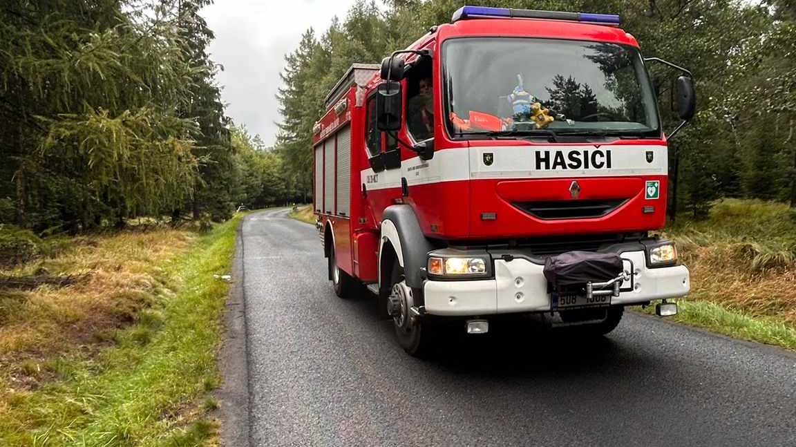 OBRAZEM: U rozhledny na Sněžníku někdo poškodil vůz a odjel. Na místě zanechal olejové skvrny