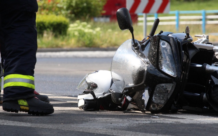 AKTUÁLNĚ: Pozor na nehodu ve Varnsdorfu. Srazilo se tu auto s motorkářem