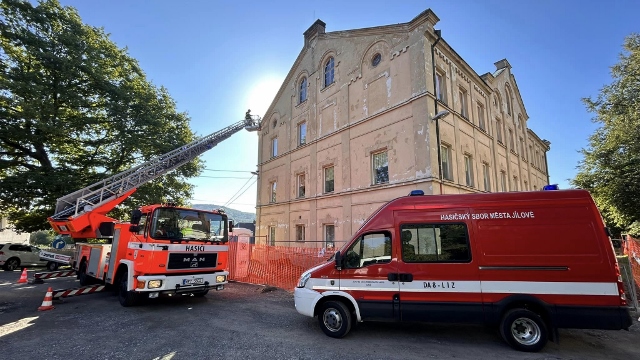 Foto: Oprava školní budovy v Jílovém finišuje. Při opravě žlabů pomáhají i místní hasiči