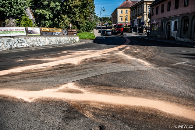 OBRAZEM: Z autobusu unikal olej. Jednalo se o úsek kilometru a půl