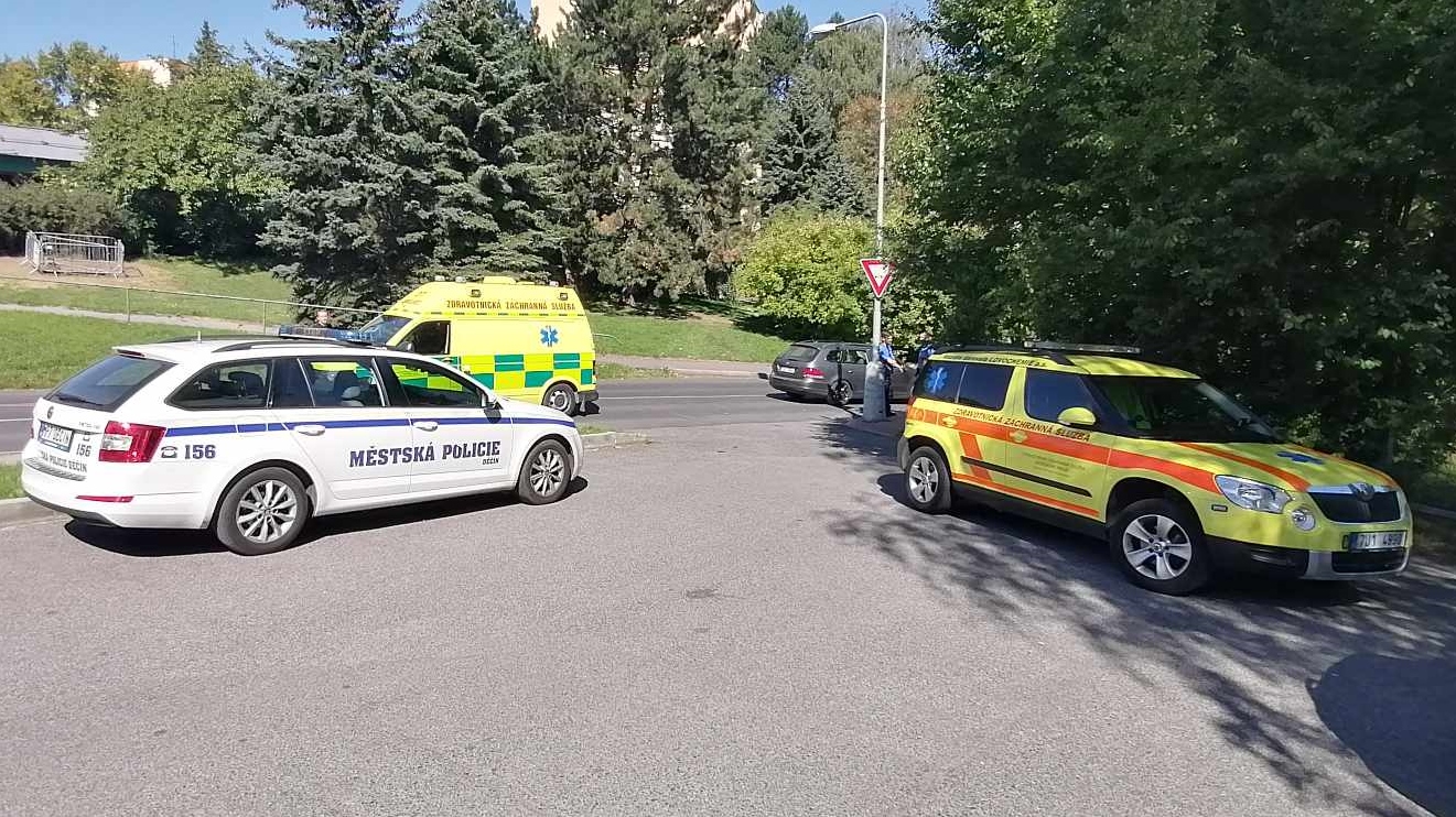 Foto: Muže za jízdy postihly zdravotní potíže. Řidiči okamžitě pomohli strážníci i svědci