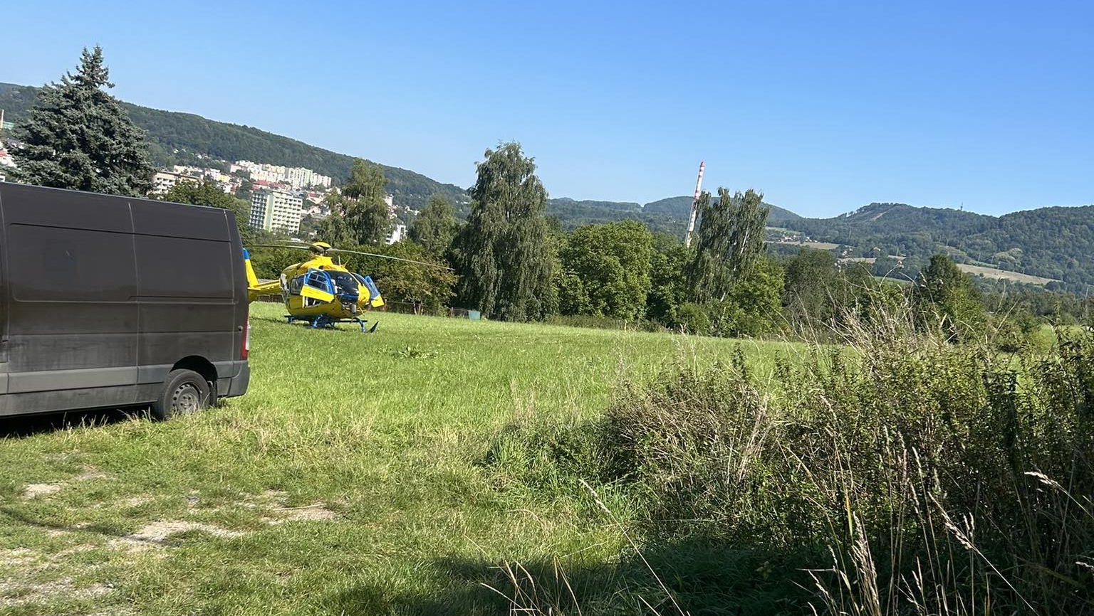 Foto: U Chlumu přistál záchranářský vrtulník. Do pražské nemocnice transportoval miminko