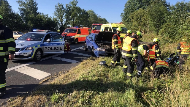 OBRAZEM: U Libouchce havarovalo auto a motorka. Motorkář utrpěl zranění