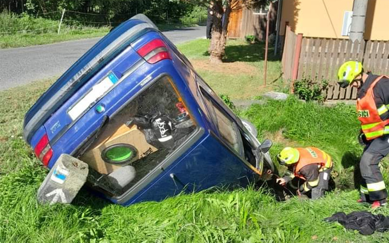 Auto skončilo po nehodě na boku v příkopu, na místo vyjížděli hasiči