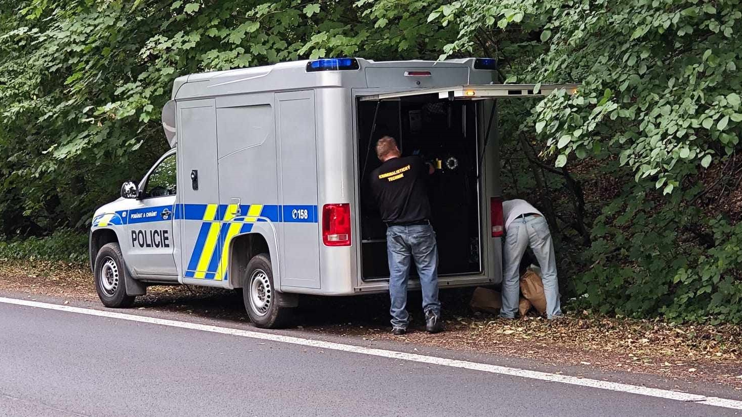 V lese u Hřenska bylo nalezeno lidské tělo bez známek života. Na místě zasahovali policisté i hasiči