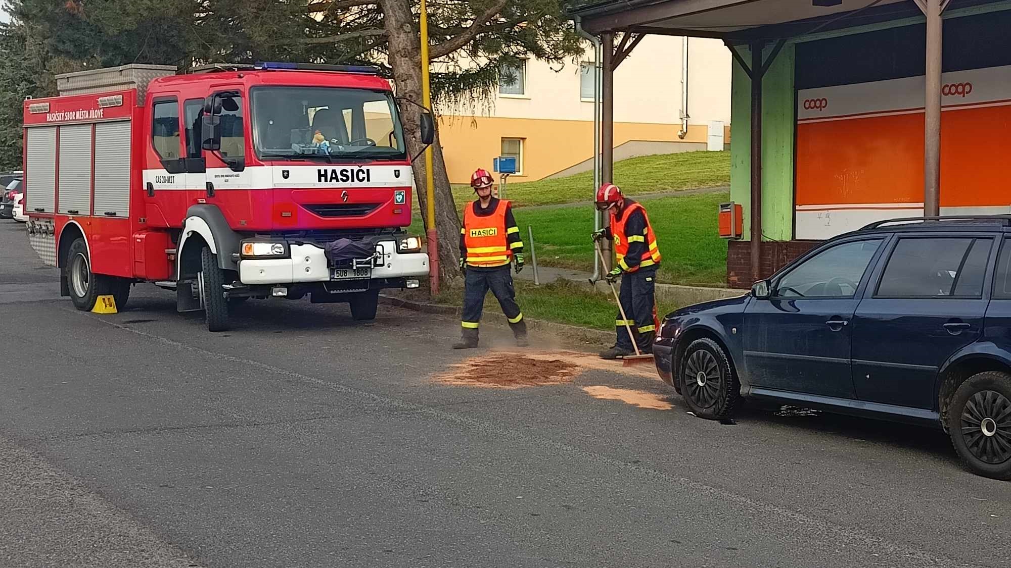 FOTO: Z auta vytekl olej. Skvrnu odstranili místní hasiči