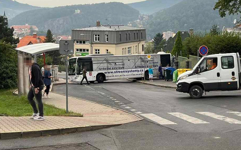 FOTO OD VÁS: Za nehodu autobusu může zřejmě technická závada, událost vyšetřuje policie