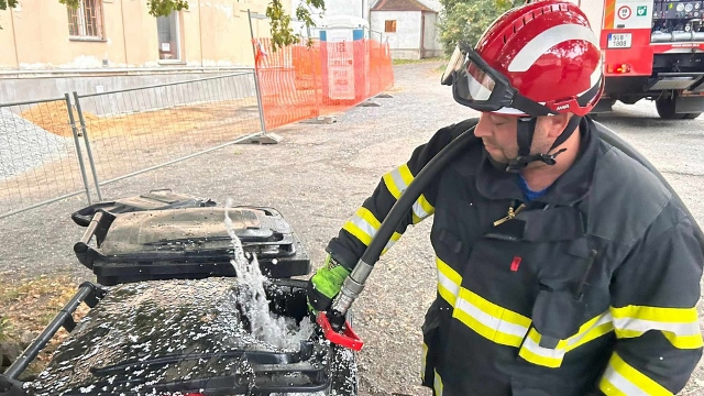 OBRAZEM: Hasiči vyjížděli k požáru popelnice. Ta hořela u školy