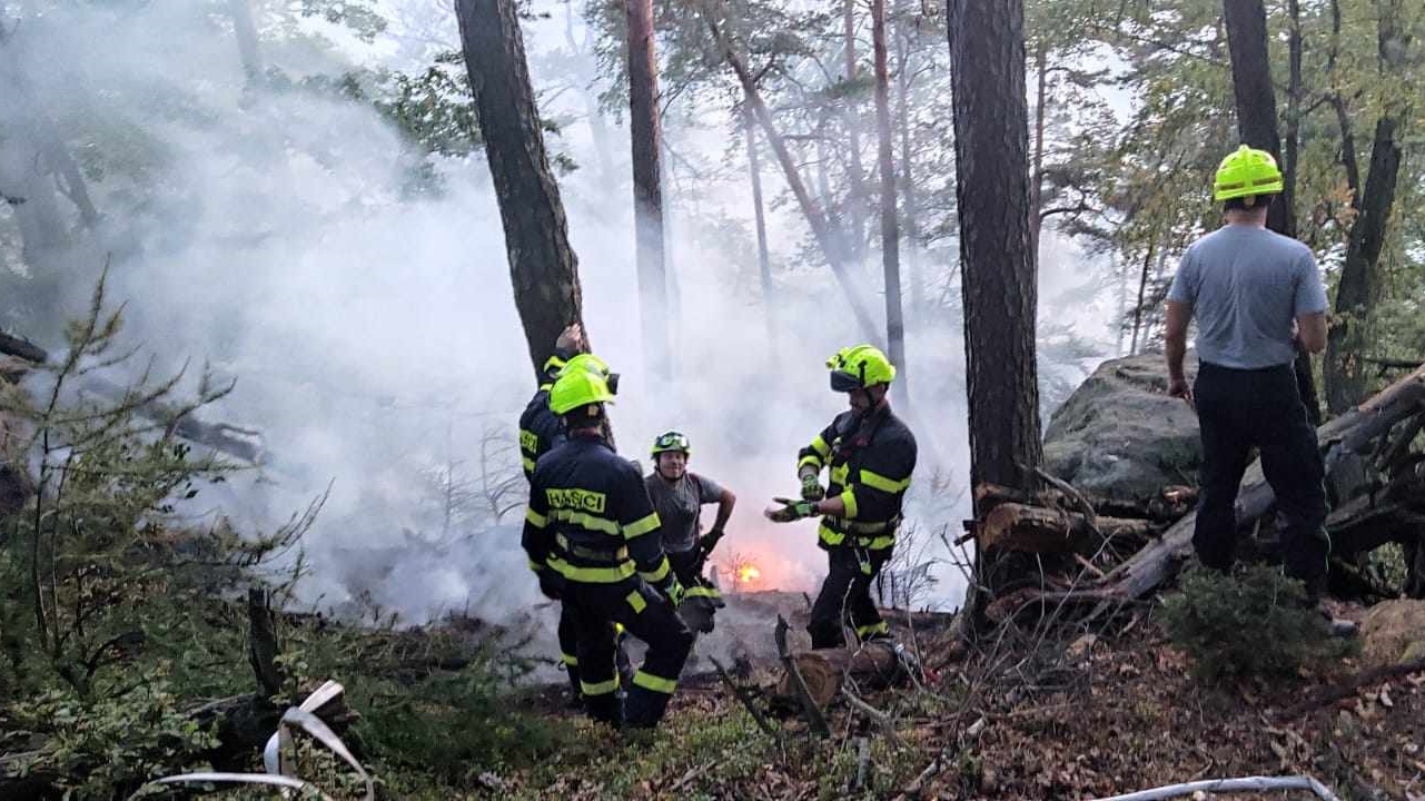 Hasiči bojují s lesním požárem v Jetřichovicích. Zásah bude pokračovat celou noc. Přes den pomáhal hasit i vrtulník