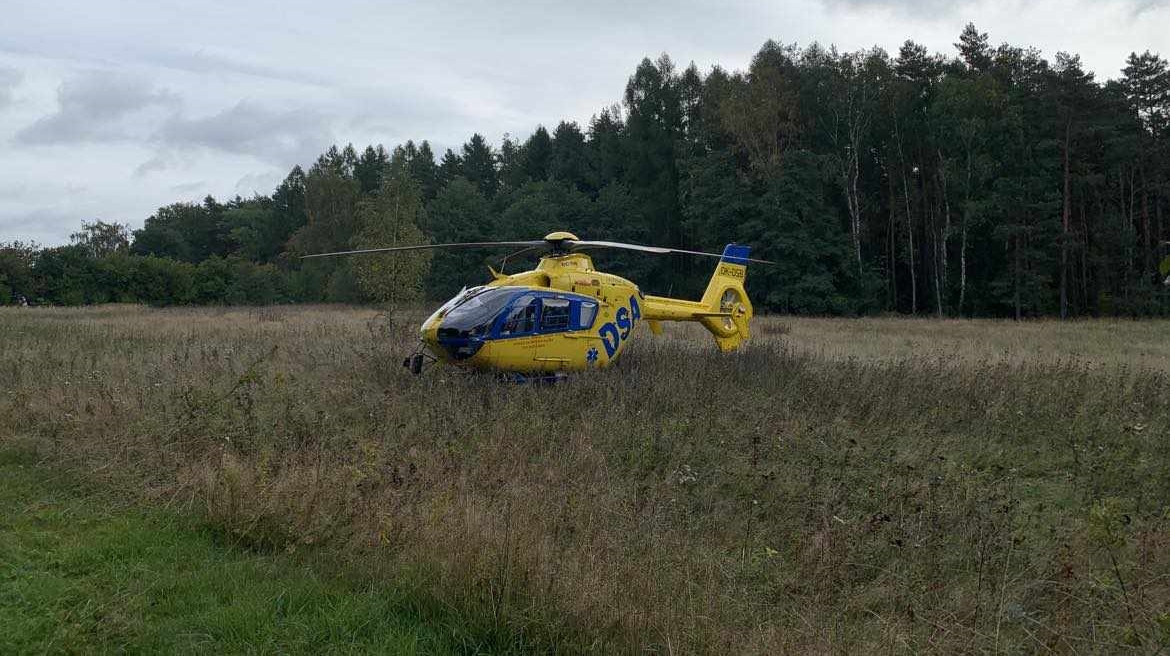 Foto: V Růžové přistál vrtulník. Záchranáři museli po kolapsu oživovat staršího muže