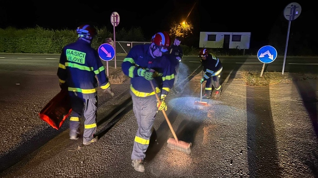 Foto: Hasiči vyjížděli likvidovat olejové skvrny. Na místo vyjeli také policisté i strážníci