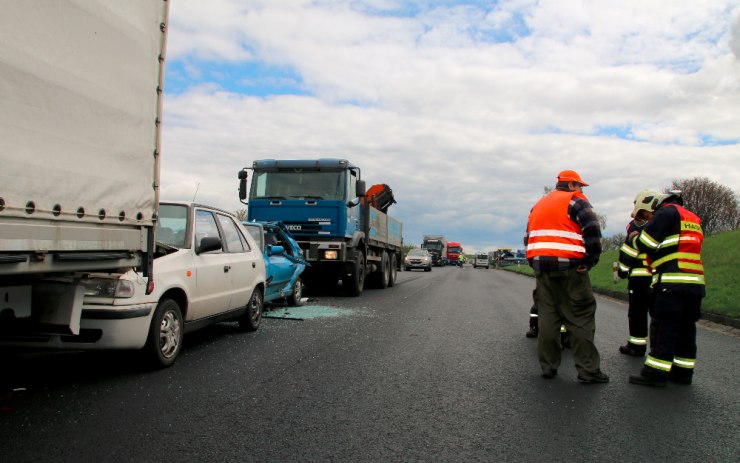Komplikace v dopravě: Srážka čtyř vozidel na silnici z Prahy do Loun