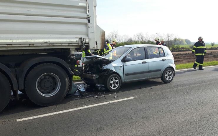 OBRAZEM: Osobní auto vjelo u Postoloprt pod náklaďák