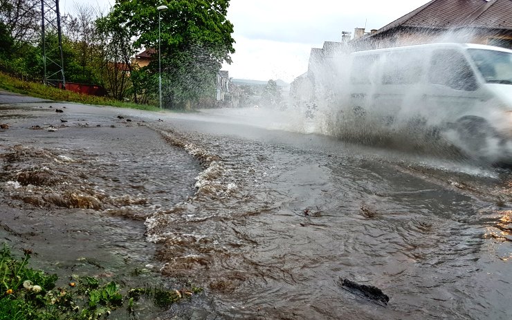 AKTUÁLNĚ VIDEO: Obří potopa v Litvínově. Ulicí se valí tisíce litrů vody a kamení