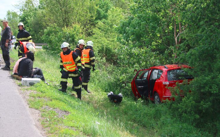 OBRAZEM: Srážka dvou aut u Postoloprt, na místě dva zranění lidé