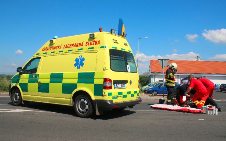 OBRAZEM: Motorkář se u Lidlu srazil s autem