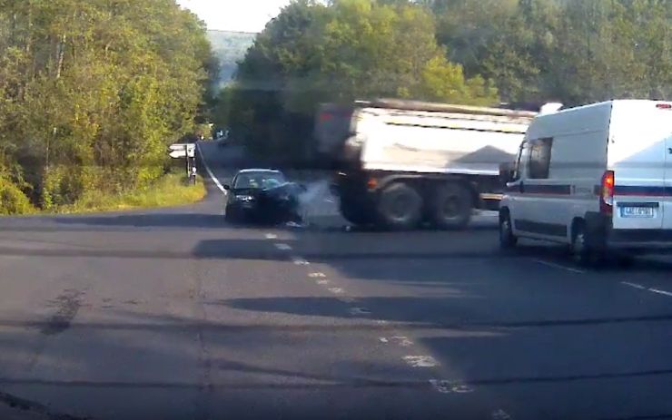 VIDEO: Policistům se povedlo natočit dopravní nehodu v přímém přenosu