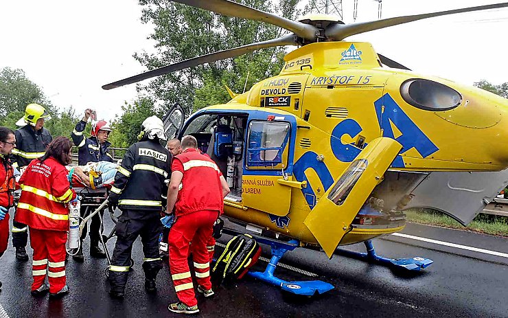 Řidič narazil do stromu, zraněného jej přepravil vrtulník do nemocnice