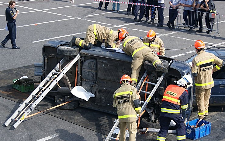 OBRAZEM: Takto soutěží hasiči. Srovnávali své umění ve vyprošťování zraněných osob z havarovaných vozidel