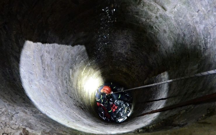 OBRAZEM: Třináctiletý chlapec spadl do hluboké studny, takto vypadala záchranná akce