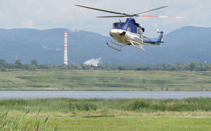 VIDEO: Policejní vrtulník křižoval nebe nad velkým jezerem. Kynologové nacvičovali přelety