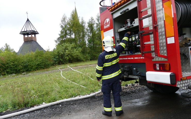 AKTUÁLNĚ OBRAZEM: V Mostě hořel dřevěný altán u pravoslavného kostela