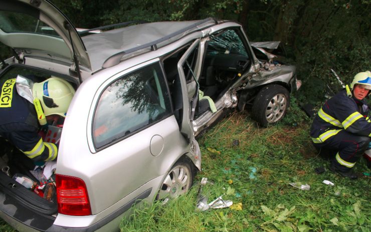 OBRAZEM: Vážná nehoda na Žatecku. Hasiči vyprošťovali jednoho člověka, přiletět musel vrtulník