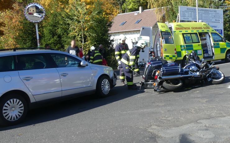 AKTUÁLNĚ: Motorkář se srazil v Horním Jiřetíně s autem, míří do nemocnice