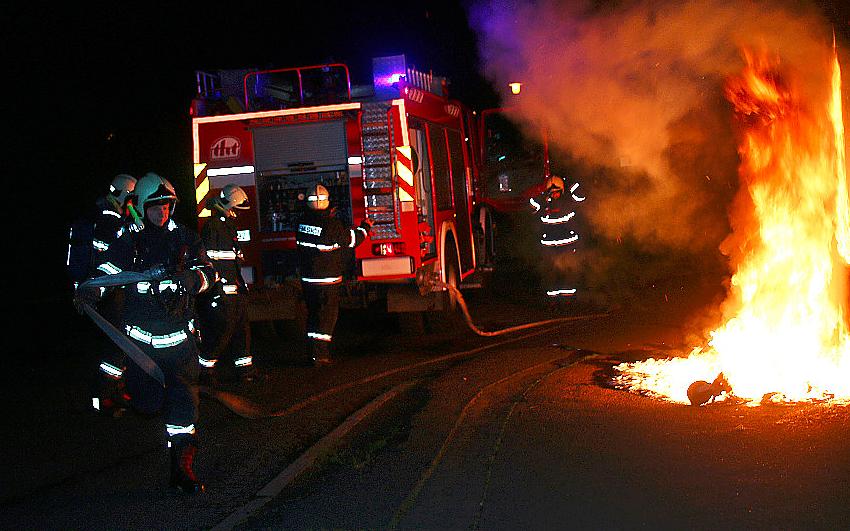 Muž na sídlištích v Mostě zapaloval kontejnery a z místa pak volal hasičům