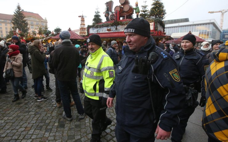 OBRAZEM: Čeští policisté slouží o víkendech na drážďanském Striezelmarktu