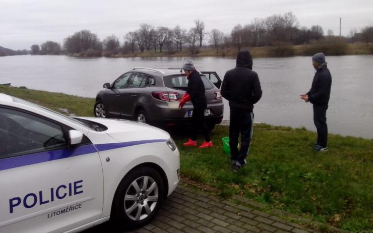 Auto myli na břehu Labe, přistihli je při tom litoměřičtí strážníci