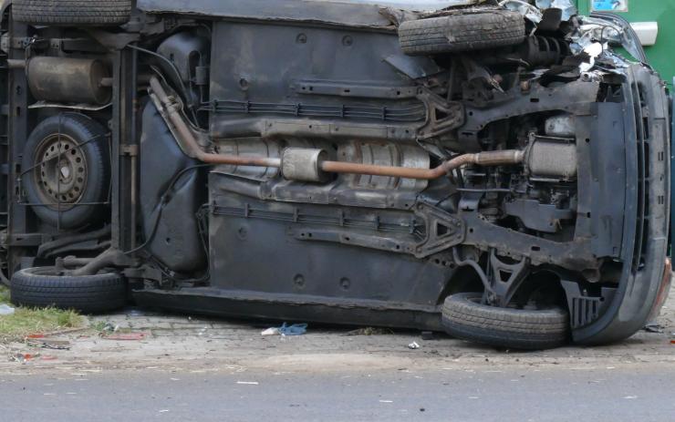 AKTUÁLNĚ: Auto se v Chomutově převrátilo na bok, jeden člověk se zranil