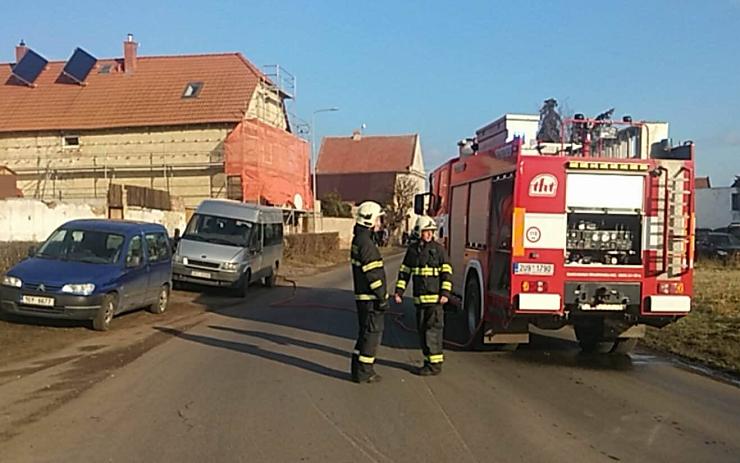AKTUÁLNĚ: Velký únik plynu ve Staňkovicích na Žatecku, silnice je uzavřená