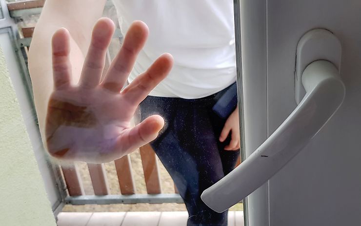 To se může stát i vám: Malý syn uvěznil matku na balkoně