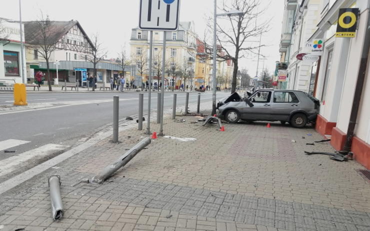 VIDEO: Policisté obvinili řidiče, který na přechodu zabil muže a těžce zranil ženu