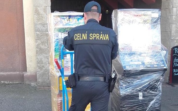Kontrola hazardu na severu Čech: Celníci zadrželi 25 nelegálních hracích automatů