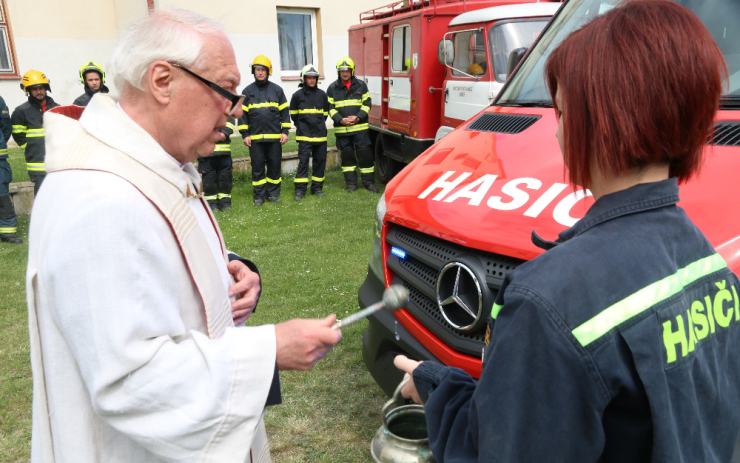 OBRAZEM: Dobrovolní hasiči v Lenešicích mají nové auto. I s požehnáním