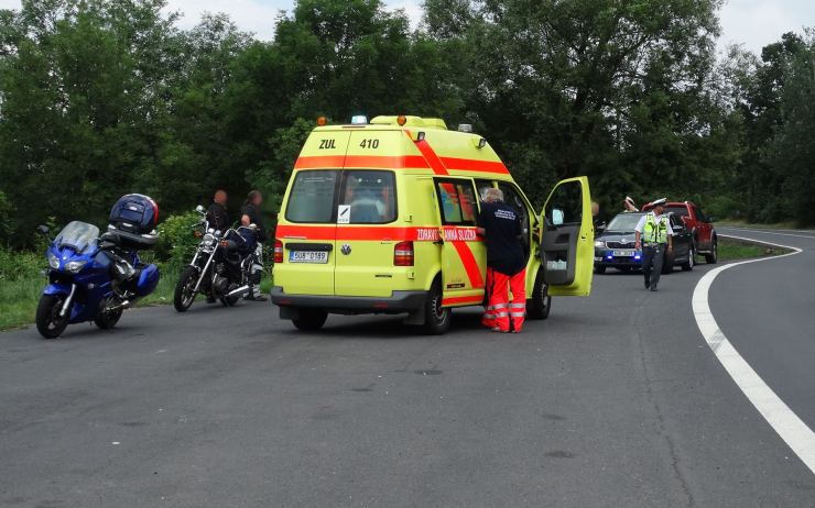 PRÁVĚ TEĎ: Německý motorkář se zranil při nehodě v zatáčkách nad Žiželicemi