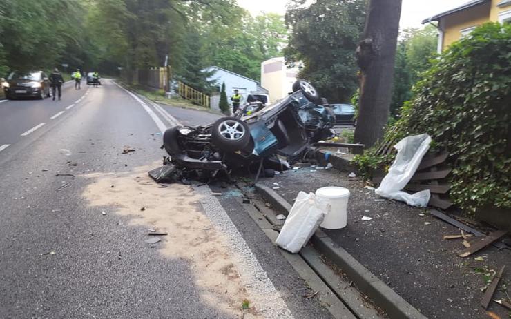 Večerní nehoda v Dubí. Řidiče vyprošťovali z takto zdemolovaného automobilu