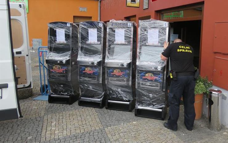 Celníci objevili při kontrolách hazardu nelegální hernu s kvízomaty v Litvínově