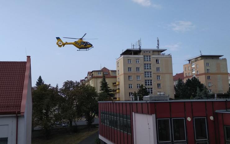 AKTUÁLNĚ: Střet auta s cyklistou v Jirkově, letěl pro něj vrtulník