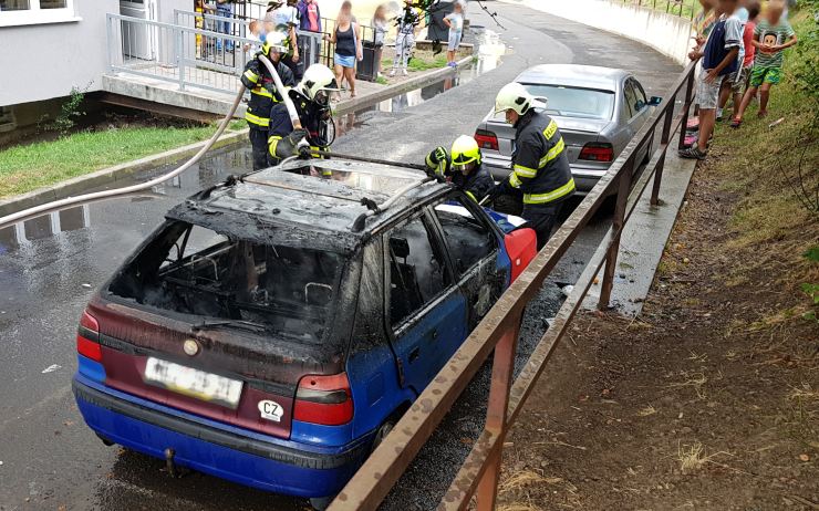 AKTUÁLNĚ: U janovského panelového domu shořelo osobní auto